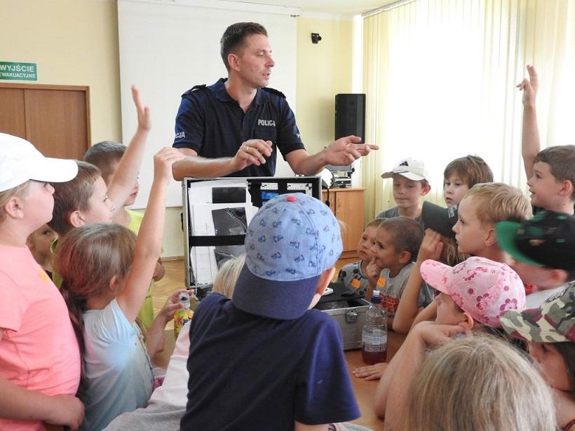 Tajniki funkcjonowania komendy odkryte przez najmłodszych