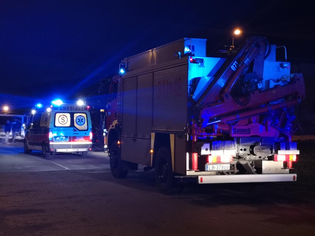 Zjechał z drogi, wjechał w las i uderzył w drzewo