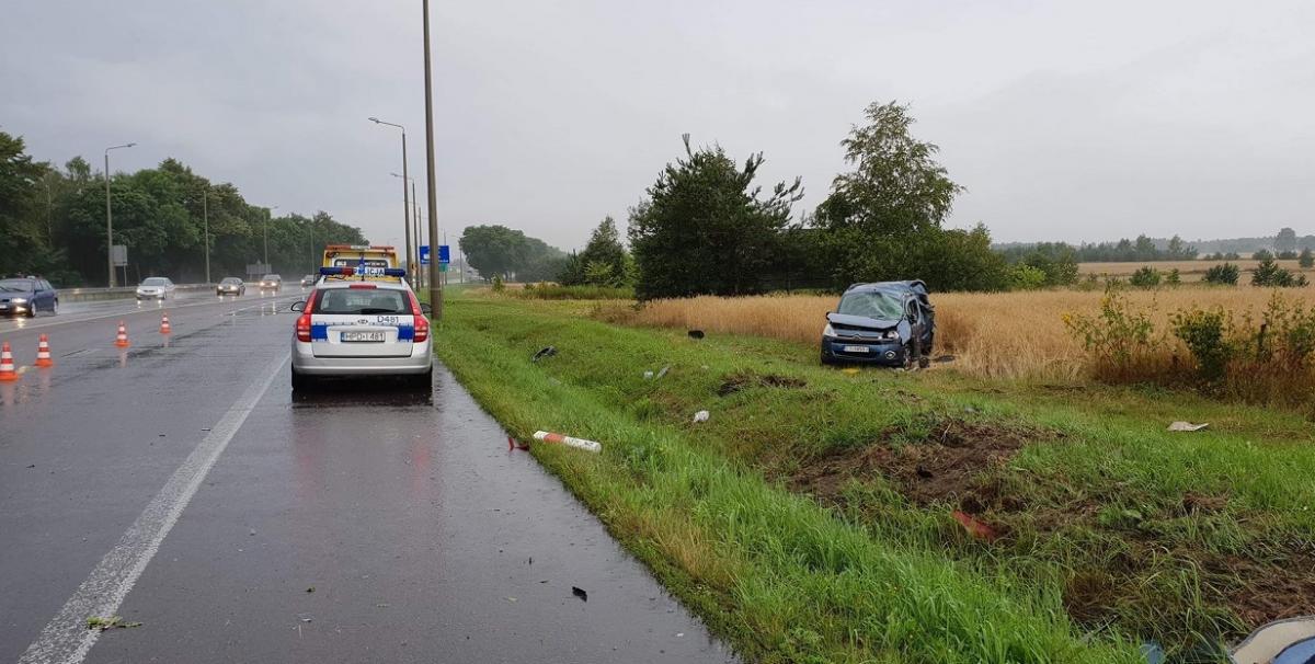 Ściął latarnię, kilka razy "koziołkował"