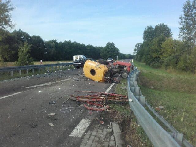 Kierowca uwięziony w aucie. Strażacy wyciągali go z wraku