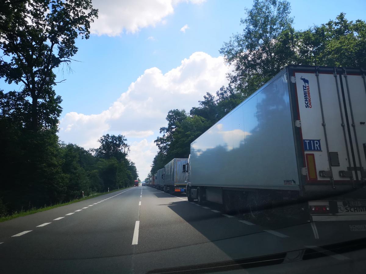 Kolejka tirów już między Wólką Dobryńską a Zalesiem