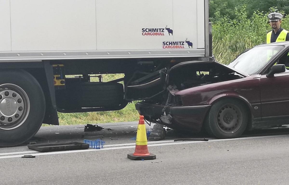 Wjechał w tył ciężarówki. Kobieta z trójką dzieci w szpitalu