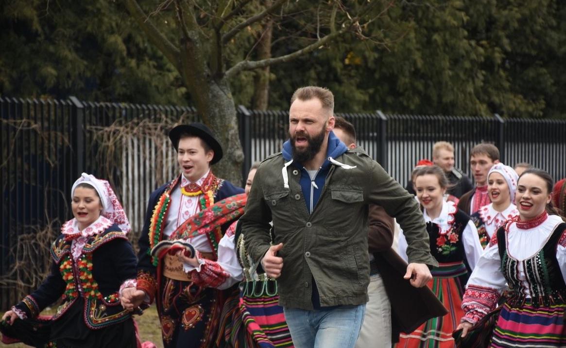 Akordeonista zagra na gminnym festynie