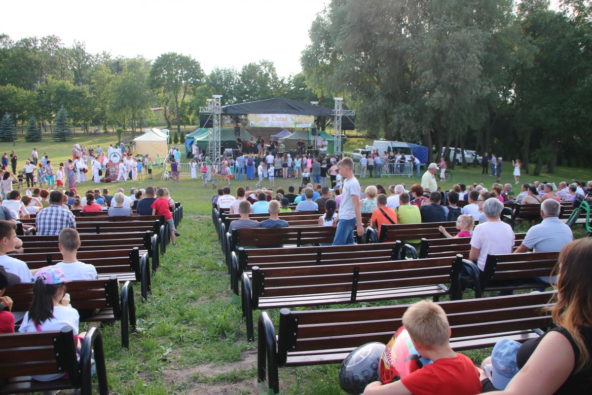„Piękni i Młodzi” zagrali na scenie w terespolskiej gminie
