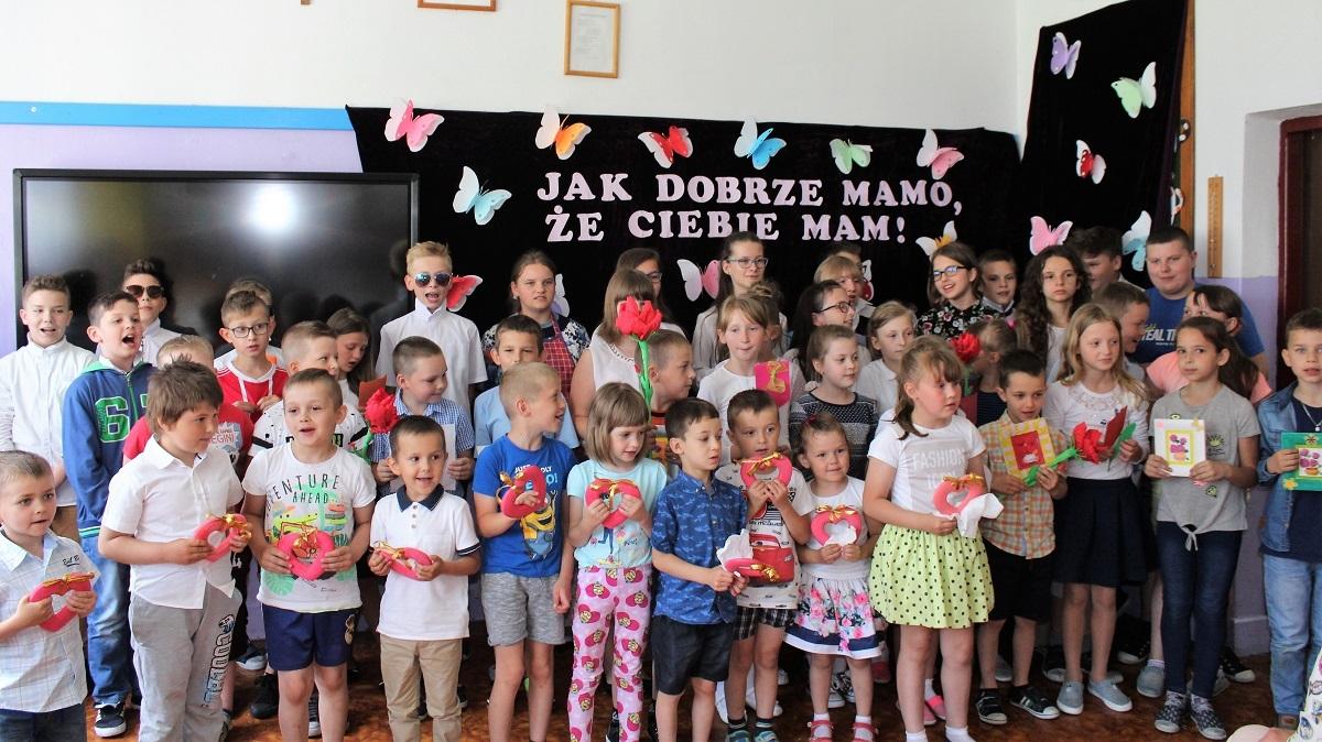 Uczniowie pamiętają o swoich mamach