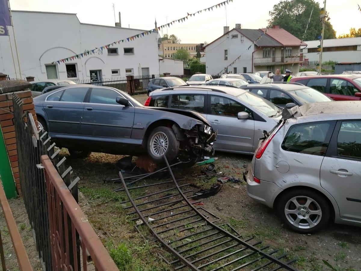 Pijany kierowca uderzył w ogrodzenie. Zniszczył 13 aut