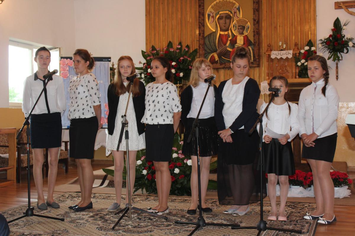 W kaplicy rozbrzmiała pieśń maryjna