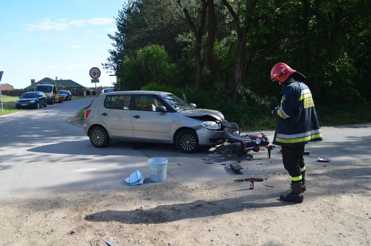 Zderzyli się przy krzyżu. Motocyklista w szpitalu