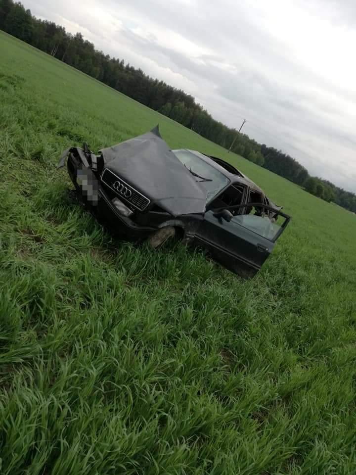 Audi dachowało. Kierowca trafił do szpitala