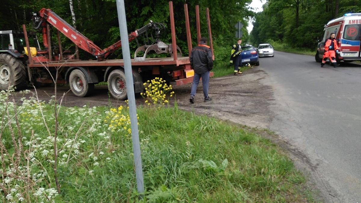 Ciągnik skręcał, uderzyła w niego osobówka