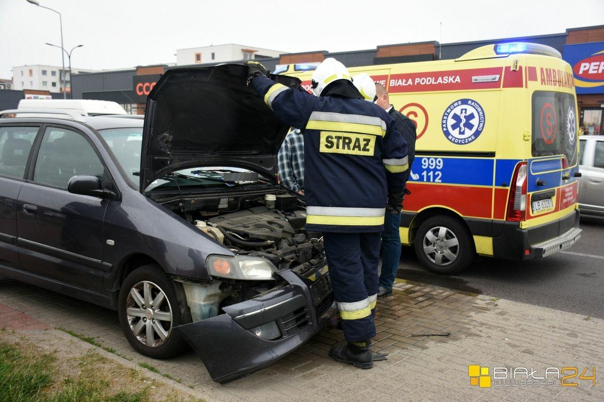 Stłuczka przy sklepie. Jedna osoba trafiła do szpitala