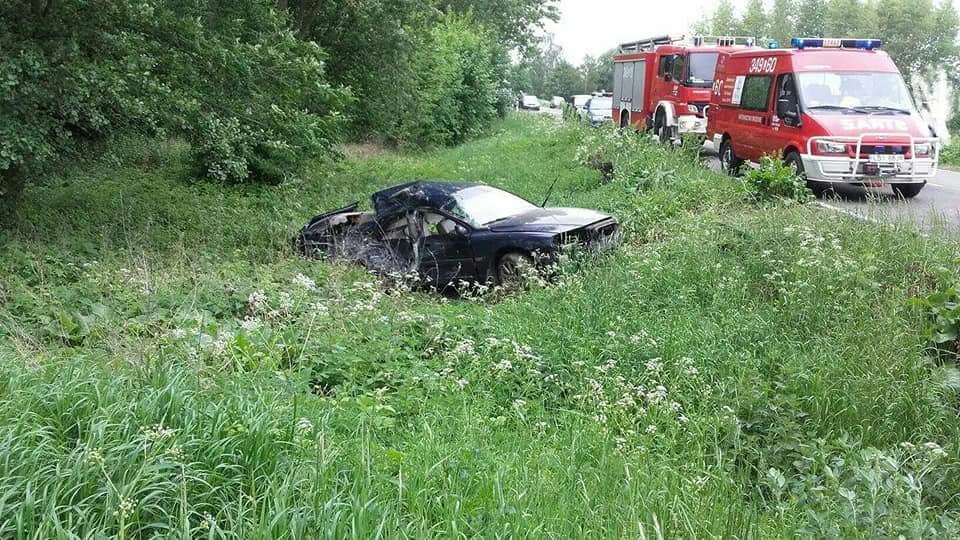 Po zderzeniu z ciężarówką osobówka wylądowała w rowie