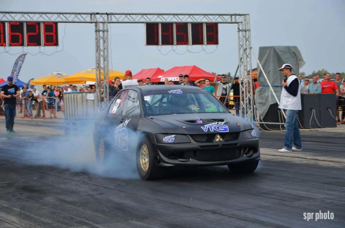 Motoryzacyjne show na bialskim lotnisku