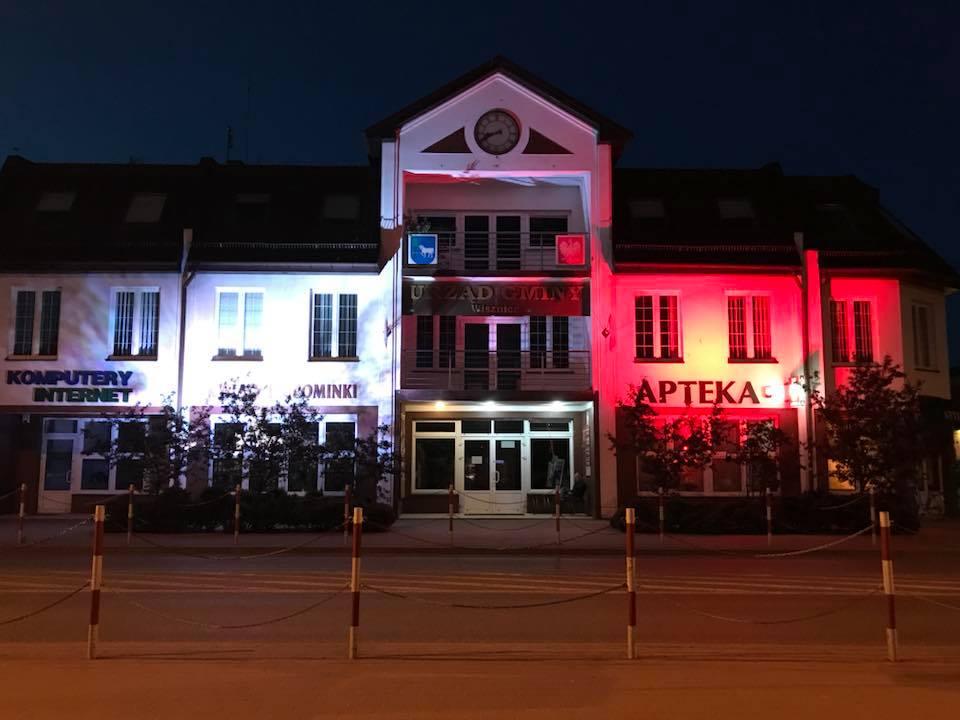 Biało-czerwony urząd ku czci Konstytucji (FOTO)