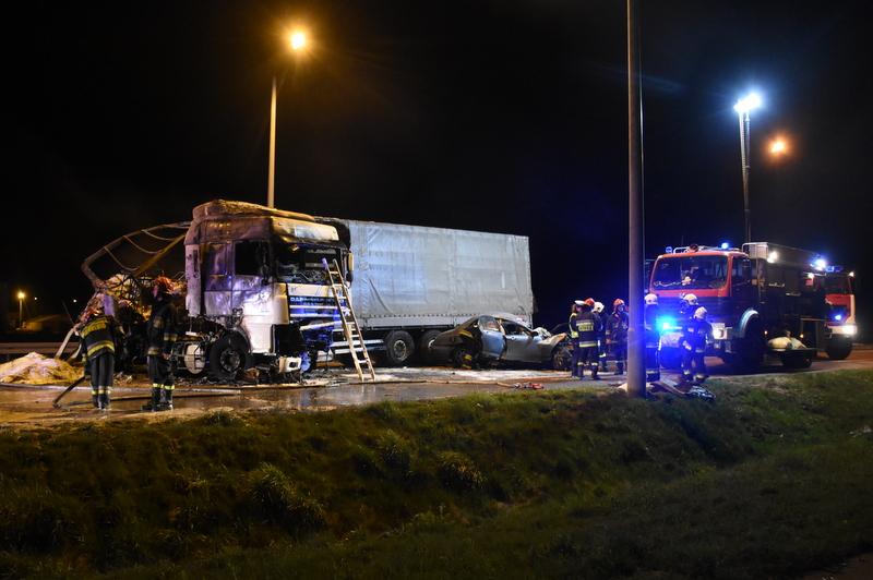 Ciężarówka stanęła w płomieniach. Jedna osoba zginęła