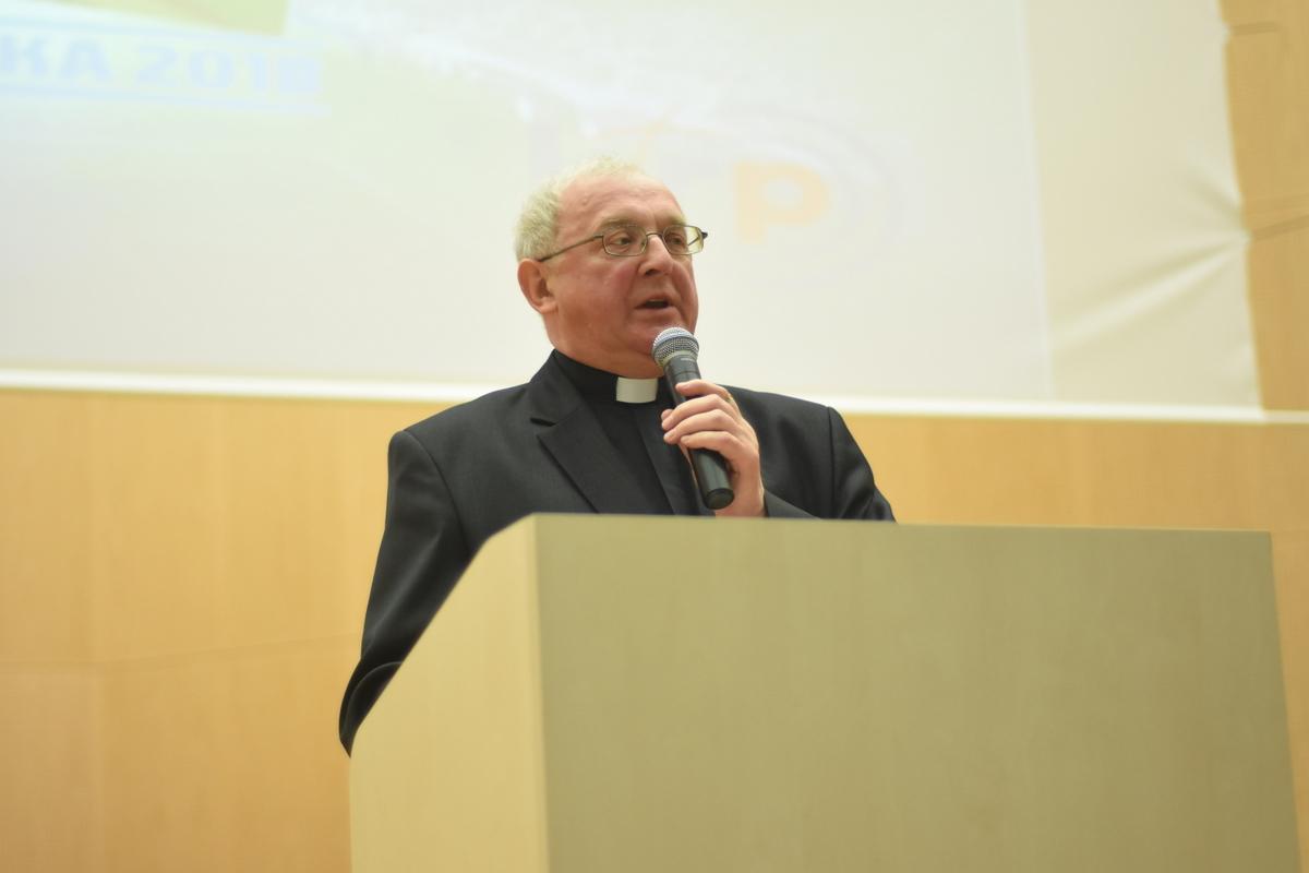 Księża biegali po boisku
