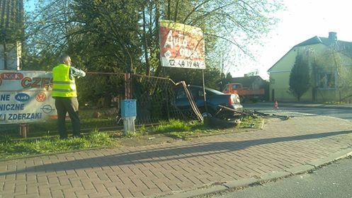 "Zaparkował" w ogrodzeniu