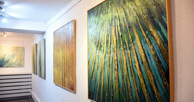 Ekspresja i abstrakcja na ścianach galerii