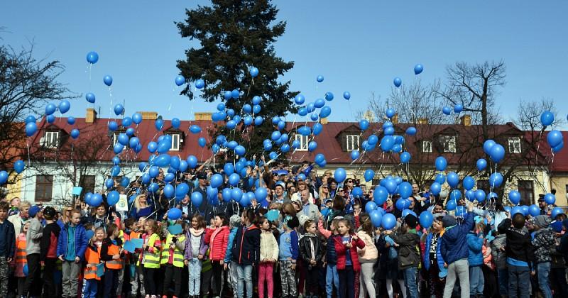 Z głównego placu wyfrunęło kilkaset niebieskich balonów