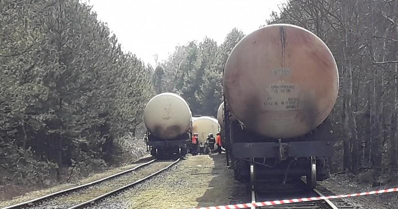 Sześć cystern wykolejonych. Strażacy przepompowują je już 20 godzin