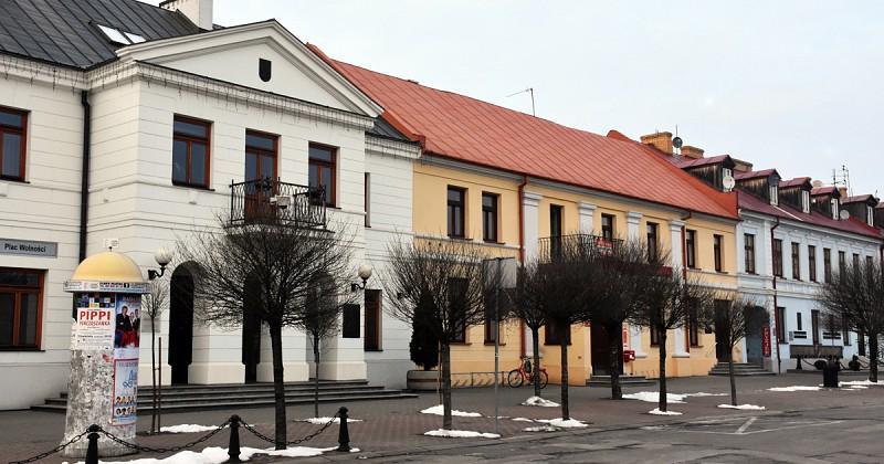 Taksówki zatrzymują się przy poczcie. Dostają upomnienia