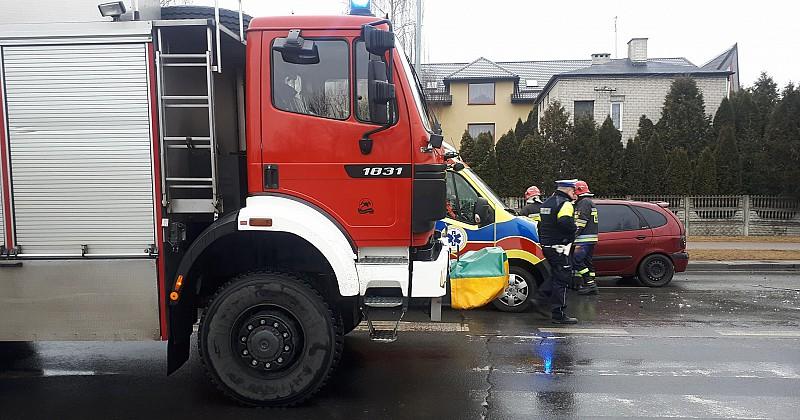 Auta zderzyły się na skrzyżowaniu