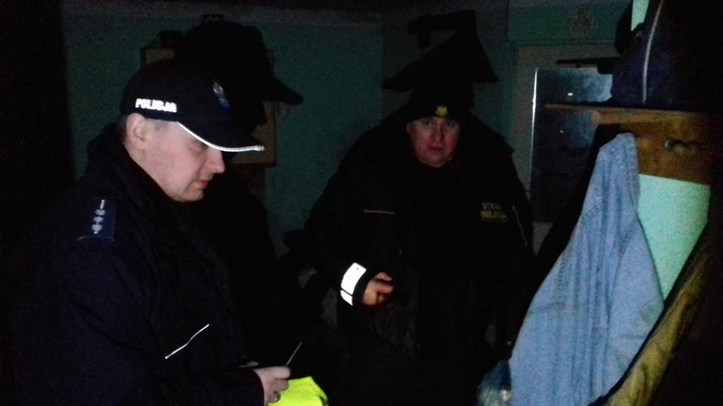 Policjanci rozwozili bezdomnym zupę i gorącą herbatę
