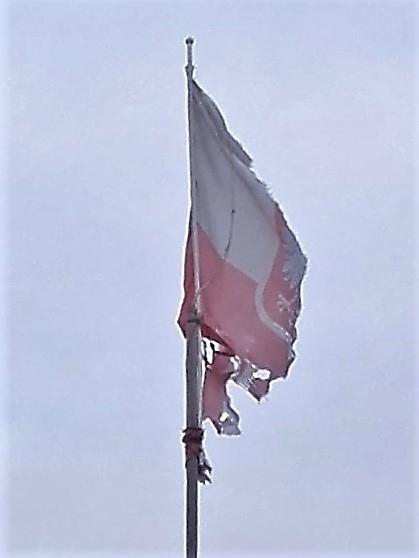 NASZA INTERWENCJA: Porwana flaga Polski przy głównej ulicy miasta