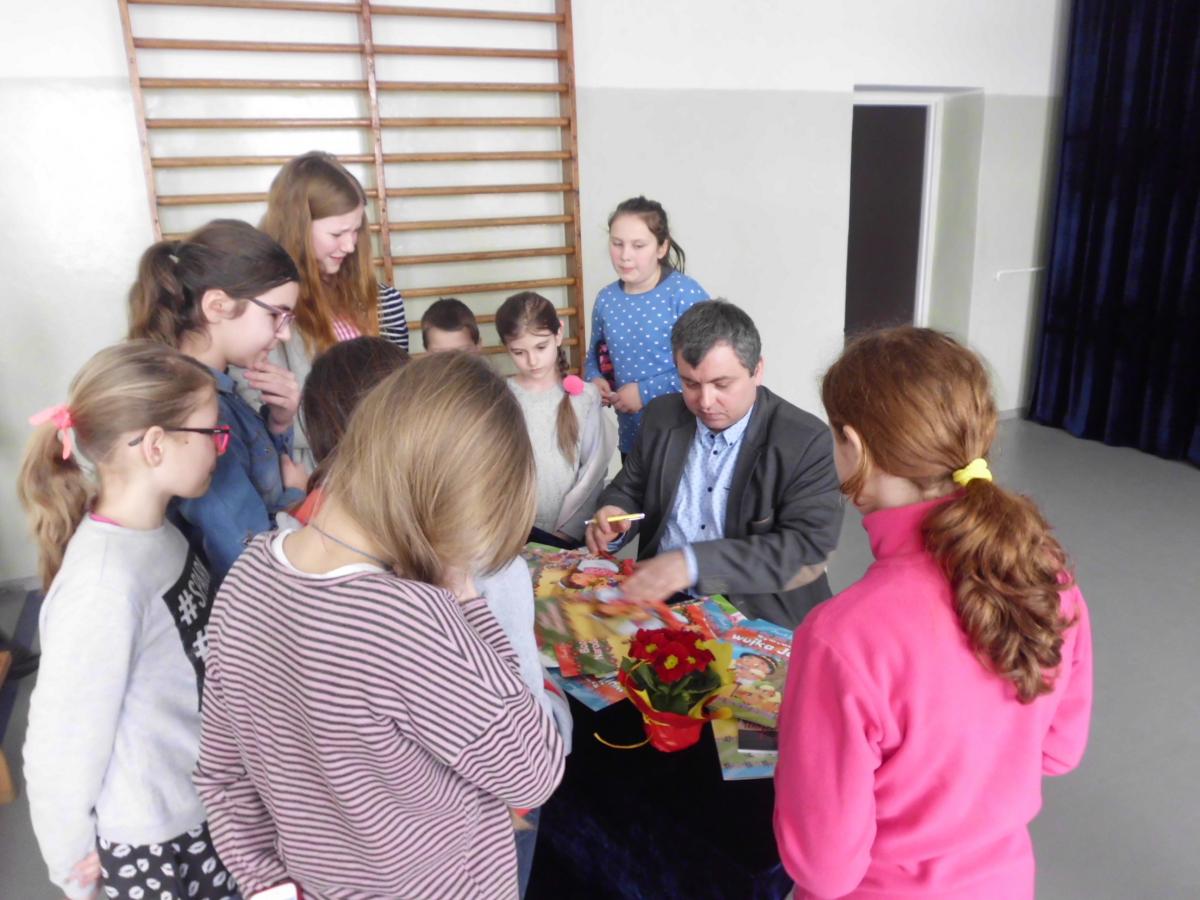 Młodzi czytelnicy spotkali się z bialskim autorem