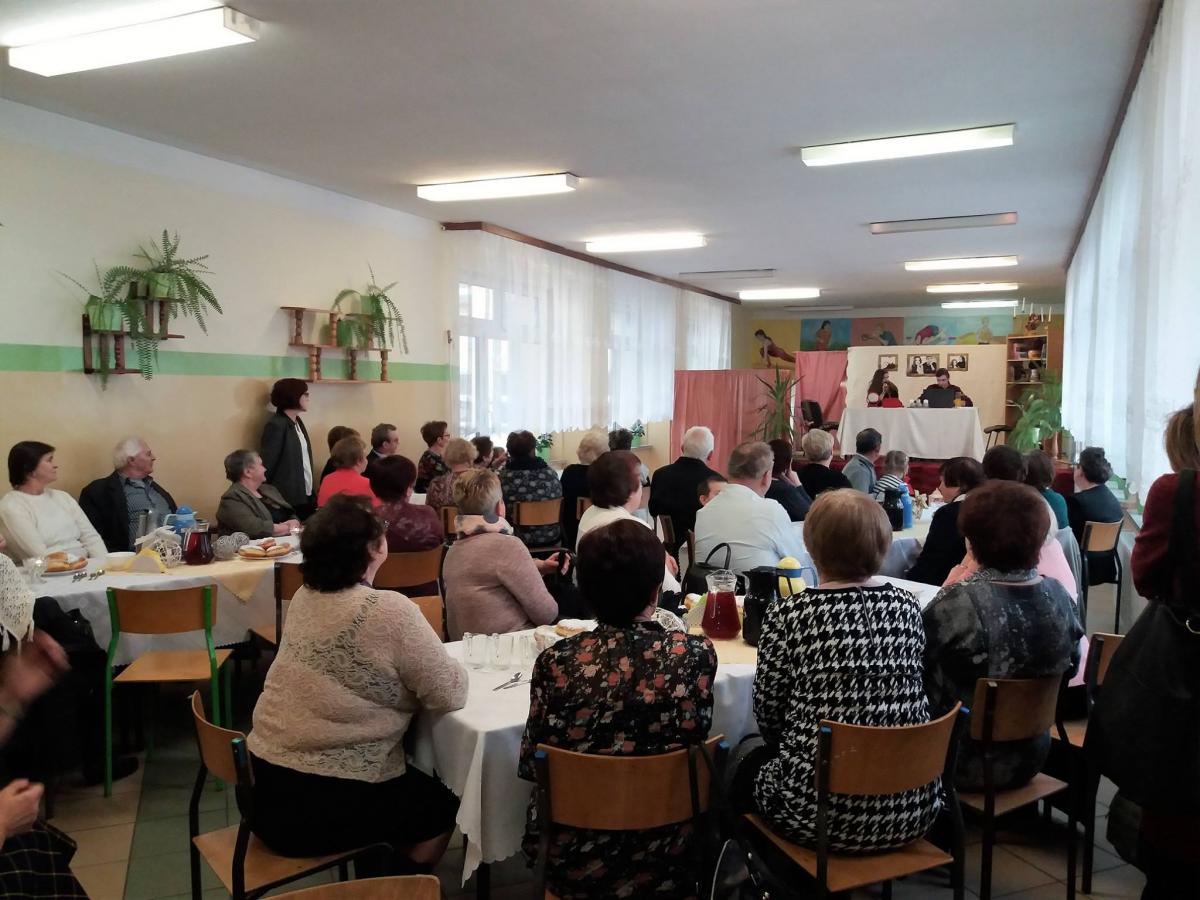 Babciom i dziadkom podziękowali tańcem i spektaklem