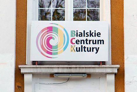 Dzień kobiet z gwiazdami. Znani aktorzy na scenie bialskiego domu kultury