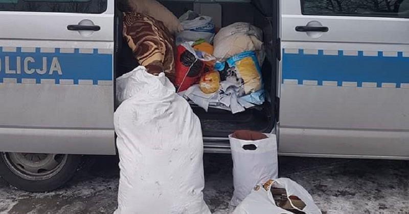 Mundurowi przekazali dary bezdomnym zwierzętom