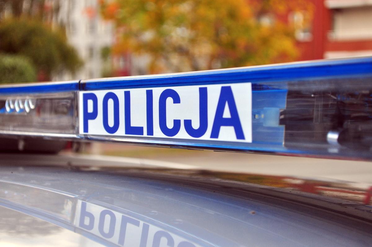 Uderzył samochodem we własny dom i uciekł