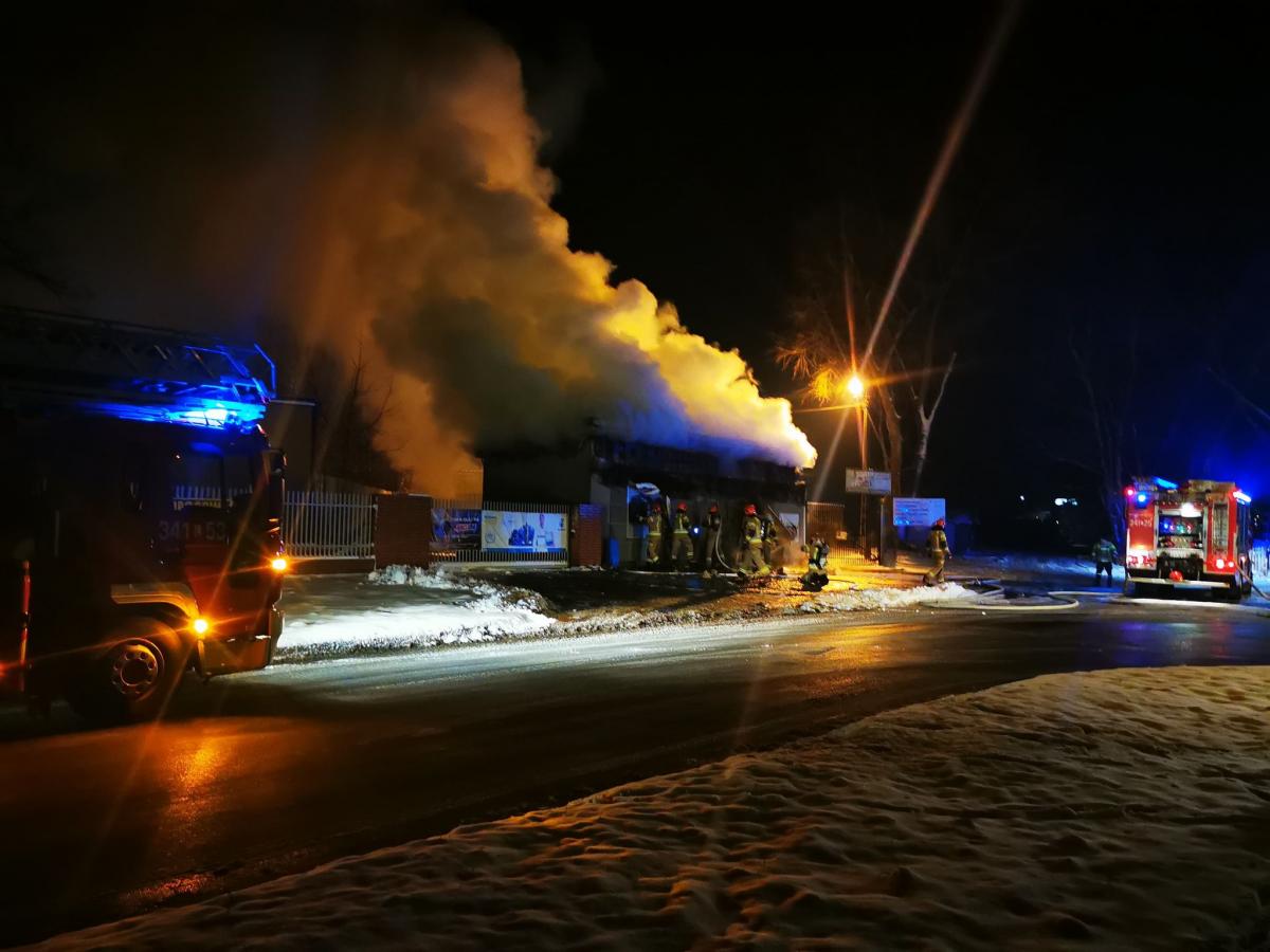 Spłonął sklep z olejami i częściami. Straty liczone są w setkach tysięcy