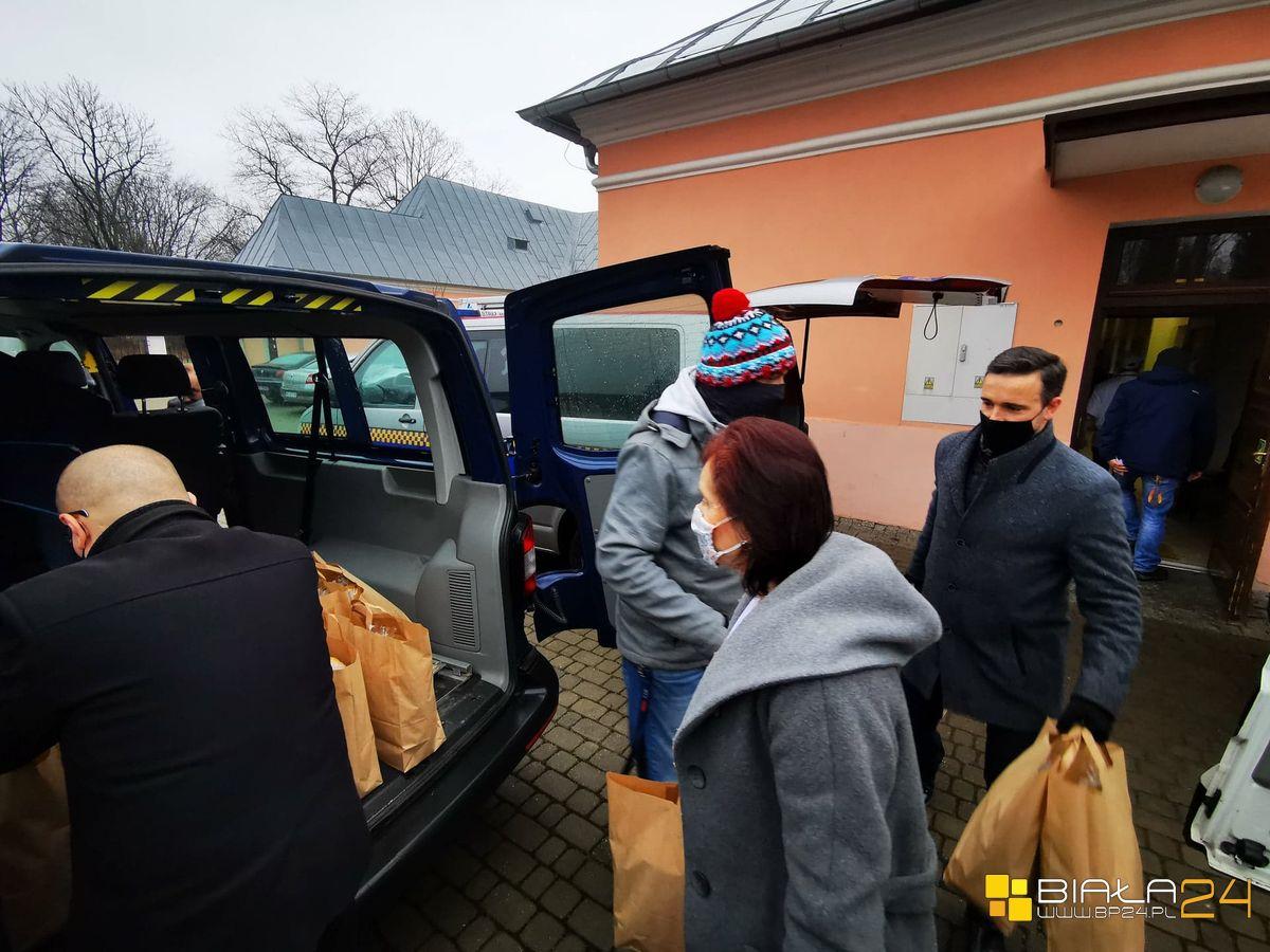 Wigilijne potrawy i prezenty od miasta oraz Caritas
