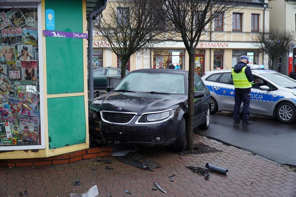 Wjechał w kiosk w centrum miasta. Był pod wpływem amfetaminy i marihuany