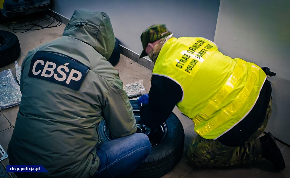 Przemycili 48 kg narkotyków z Hiszpanii. Zatrzymało ich CBŚ na stacji paliw w Białej Podlaskiej