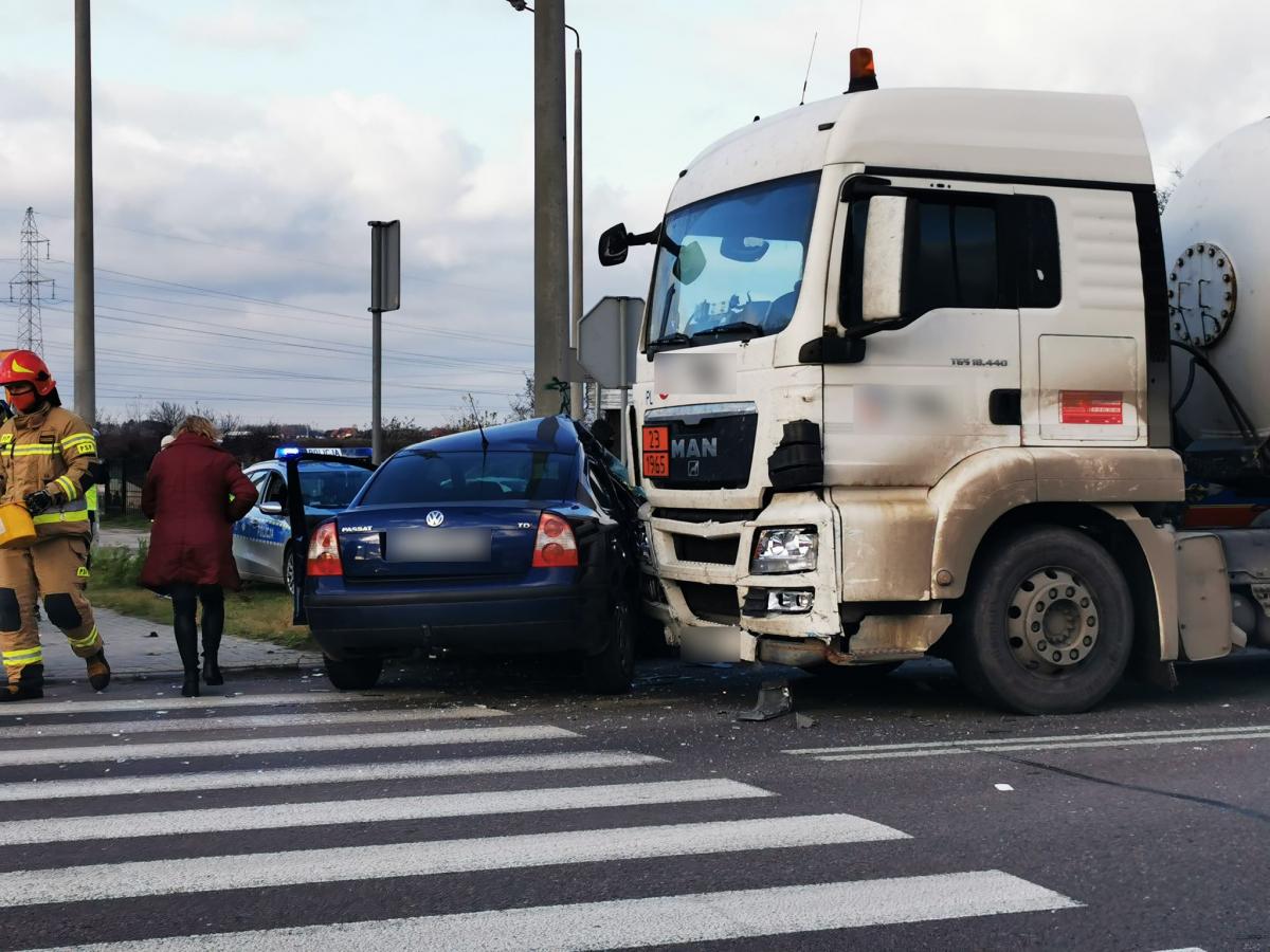 VW zderzył się z ciężarówką na krajowej dwójce