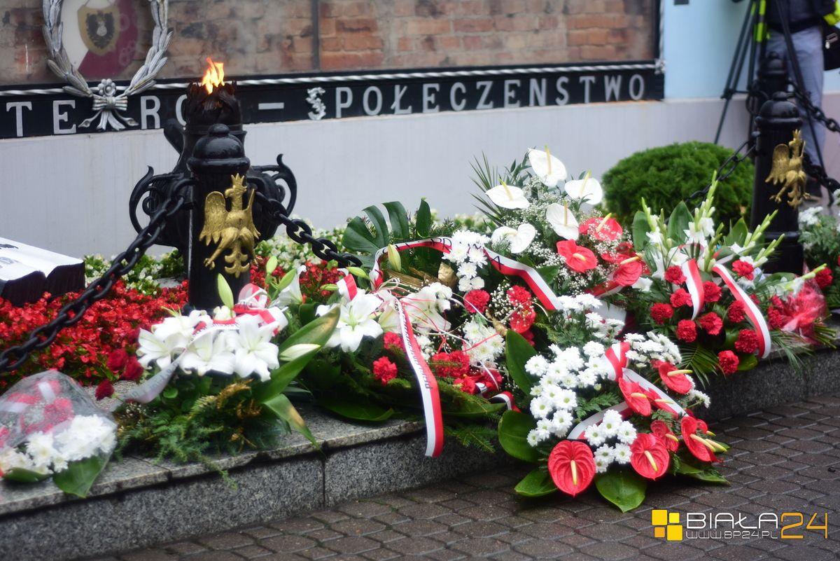 Szli w deszczu, by oddać hołd i uczcić pamięć