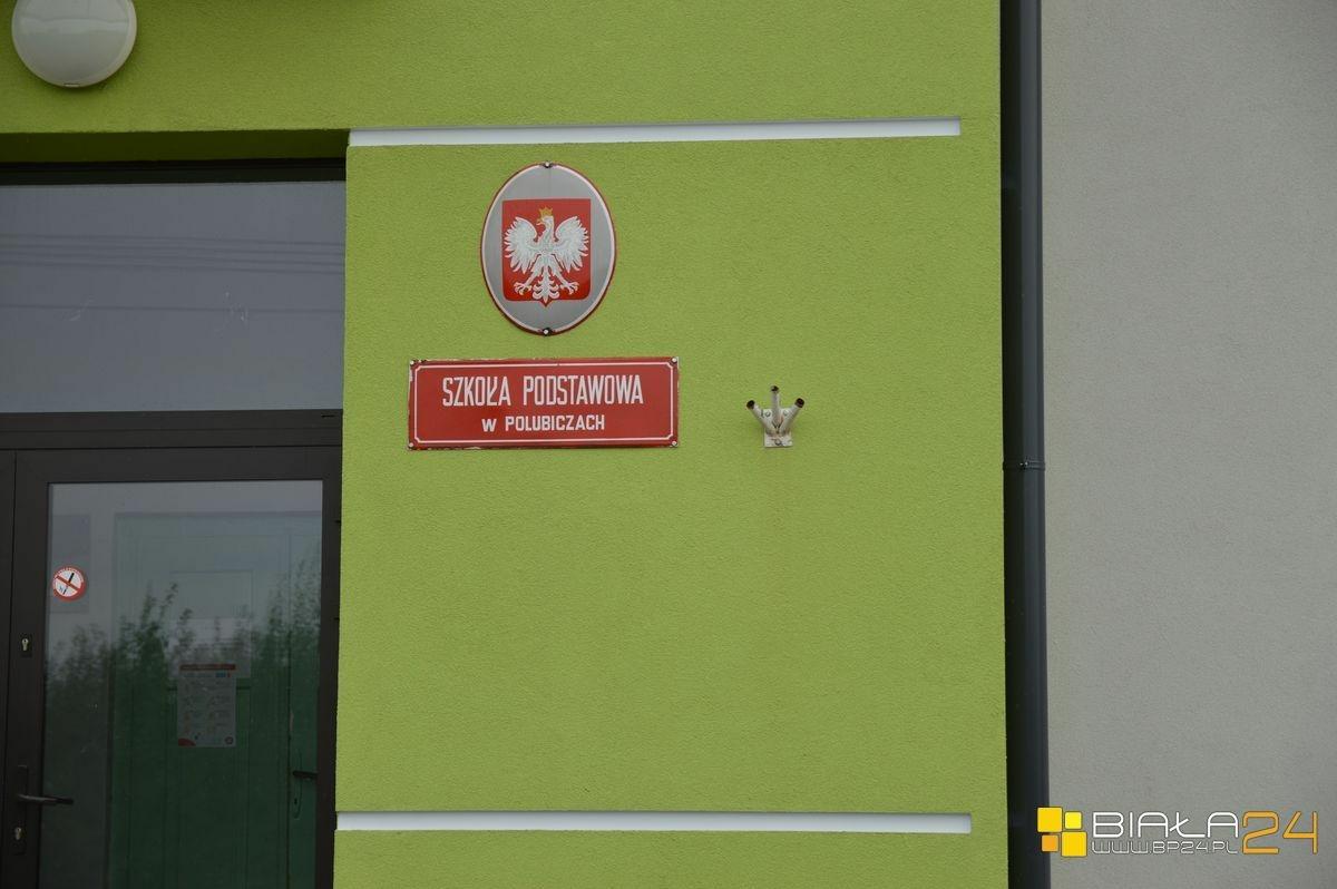 Świeży asfalt przy szkole. Powstała zatoka dla zostawiających dzieci