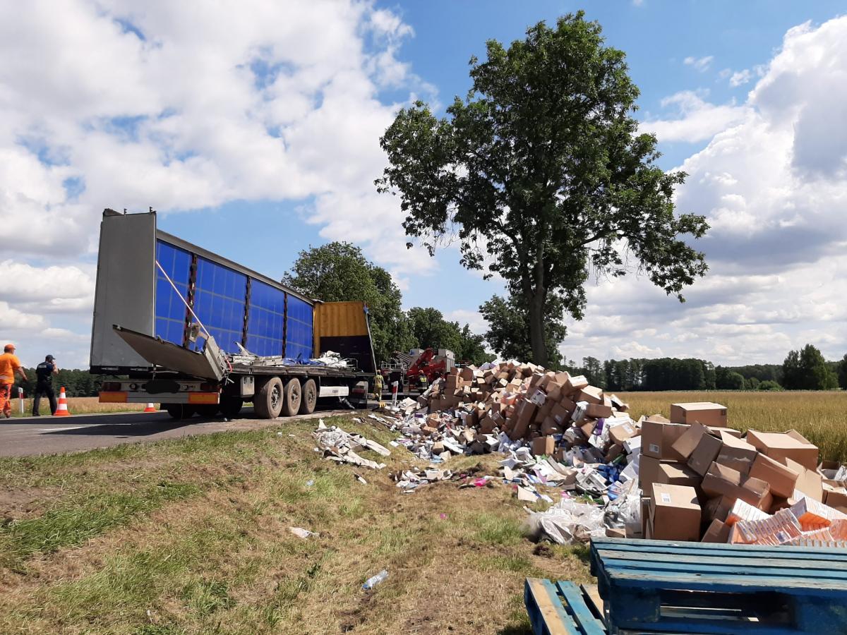 Ciężarówka wywróciła się na DK 2. Wysypała się z niej drobna chemia gospodarcza