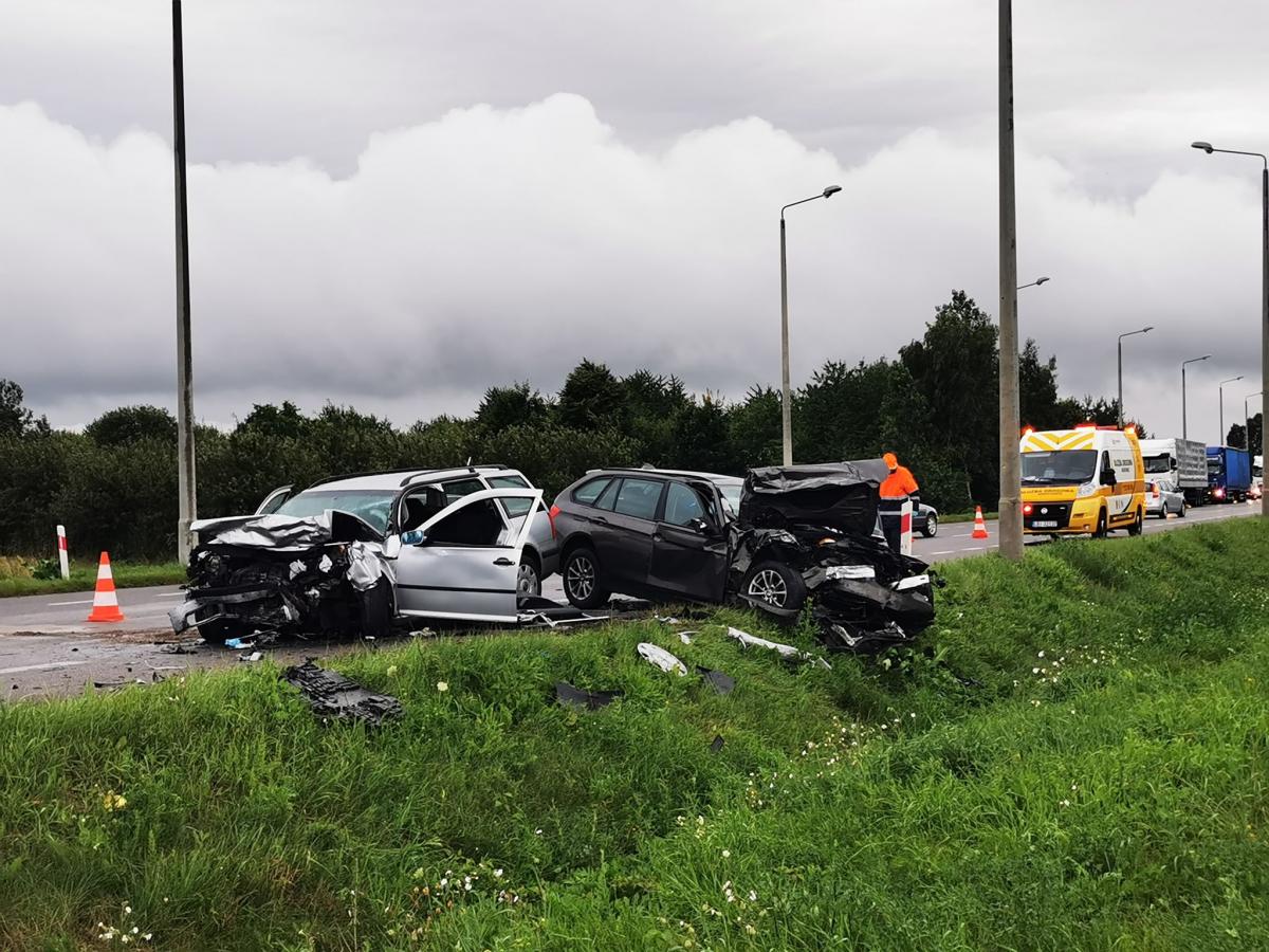 BMW wyprzedzał ciężarówkę. Wjechał w VW