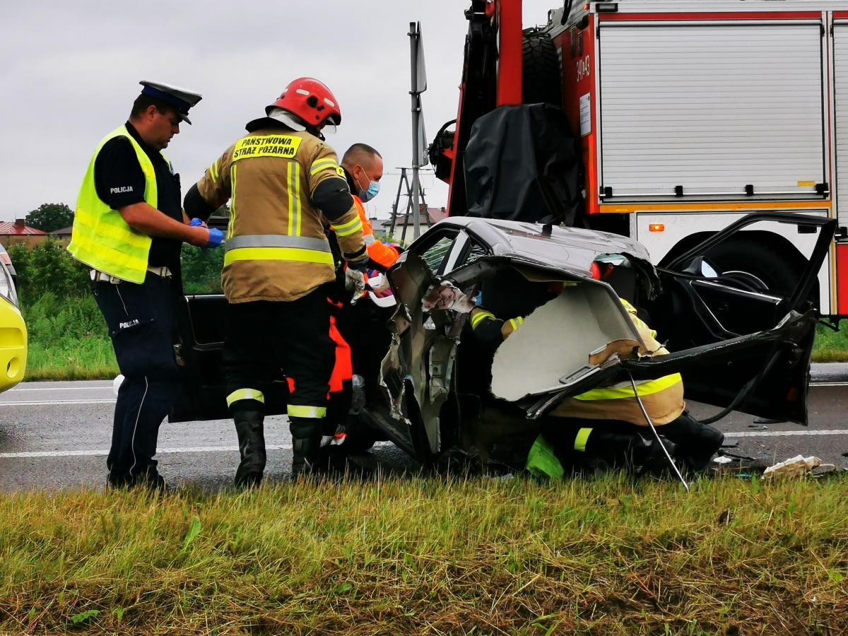 Groźny wypadek trzech aut na DK 2. Audi rozpadło się na części