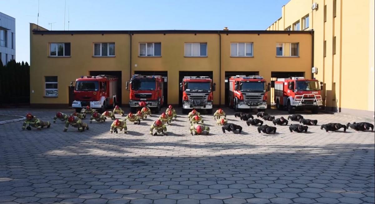 Zawodowi strażacy "pompują" dla dzieci