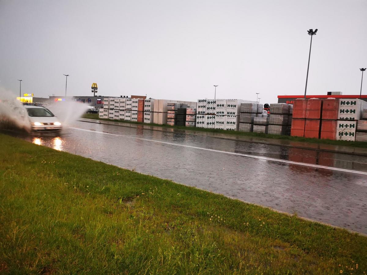 Pierwsze burze i ich pierwsze skutki widoczne nie tylko na drogach