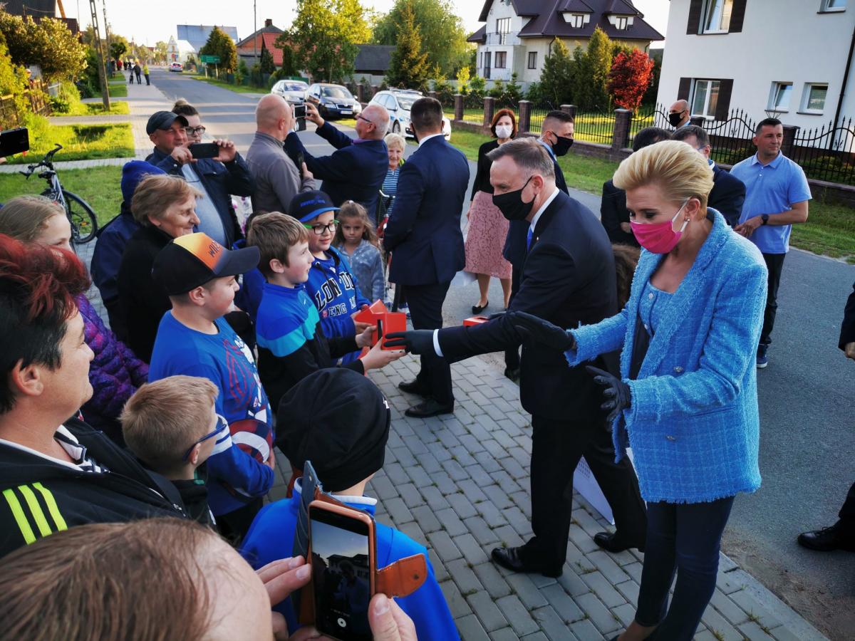Para prezydencka z wizytą w domu rodzinnym w Żabcach