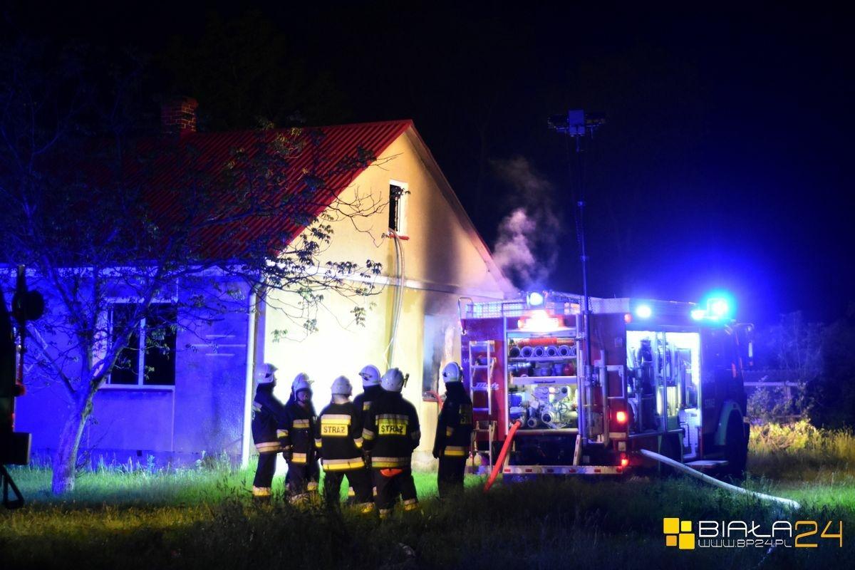 Kłęby dymu wydostawały się oknami. Wewnątrz był człowiek