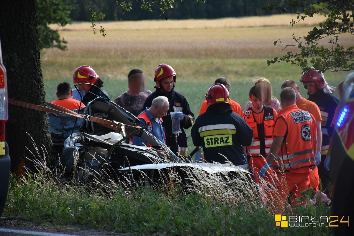 Jazdę zakończył na drzewie. Nie udało się go uratować