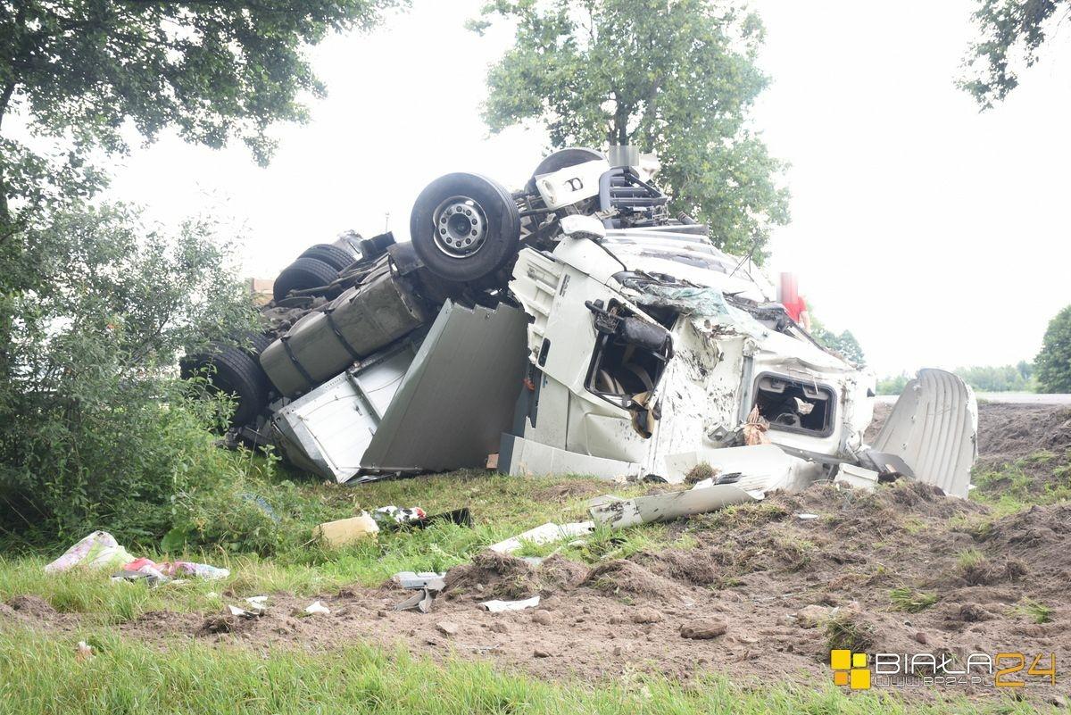 Golf płonął jak pochodnia. Ciężarówka z "ciuchami" w rowie