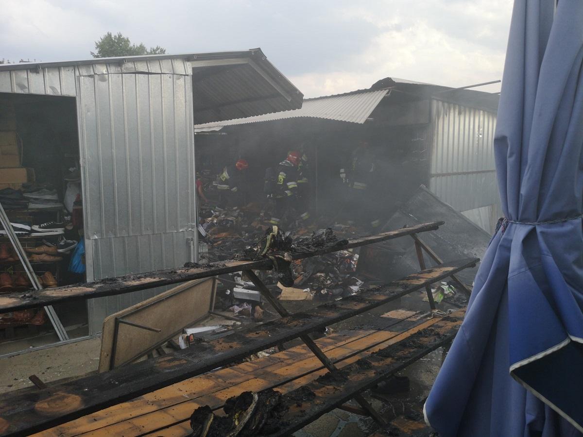 Pożar na targowisku miejskim. Spłonęło stoisko